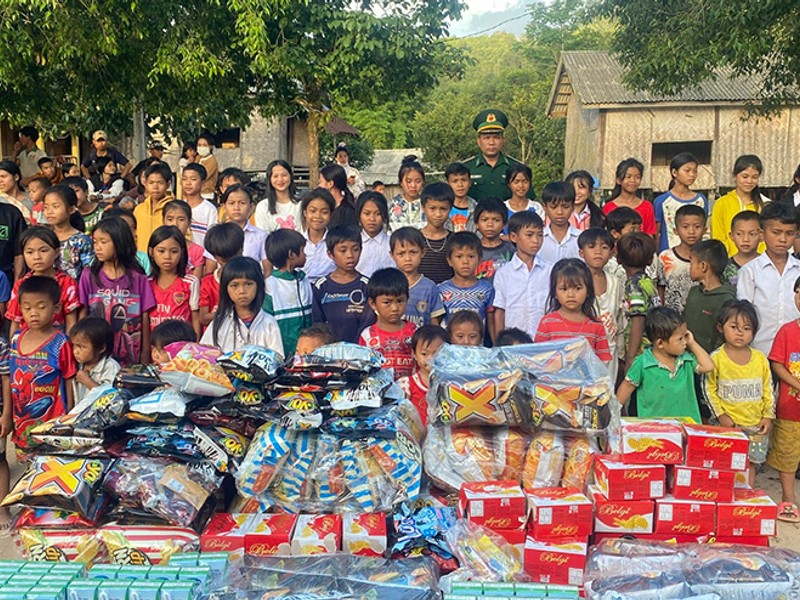 Hình ảnh hiển thị các công cụ kiểm soát của phụ huynh, với một máy tính bảng có giao diện phần mềm giám sát