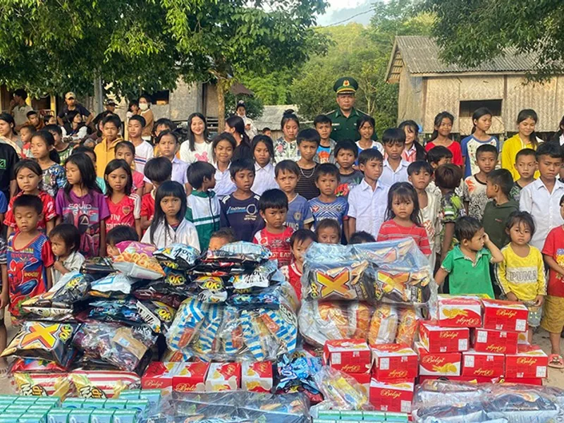 Hình ảnh hiển thị các công cụ kiểm soát của phụ huynh, với một máy tính bảng có giao diện phần mềm giám sát